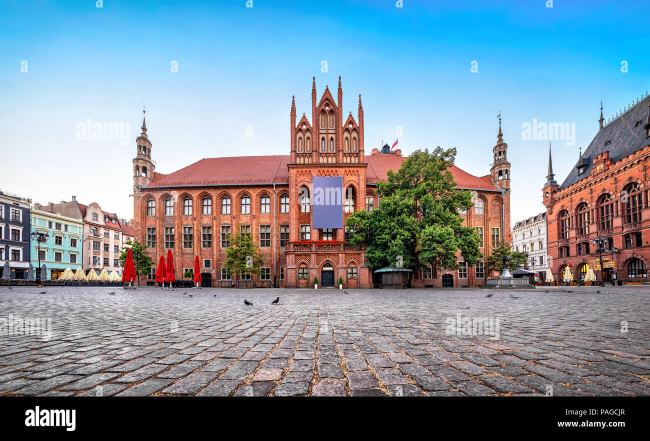 Gotische Fassade des alten Rathauses von Thorn auf dem Alten Marktplatz entfernt, Polen Stockfoto