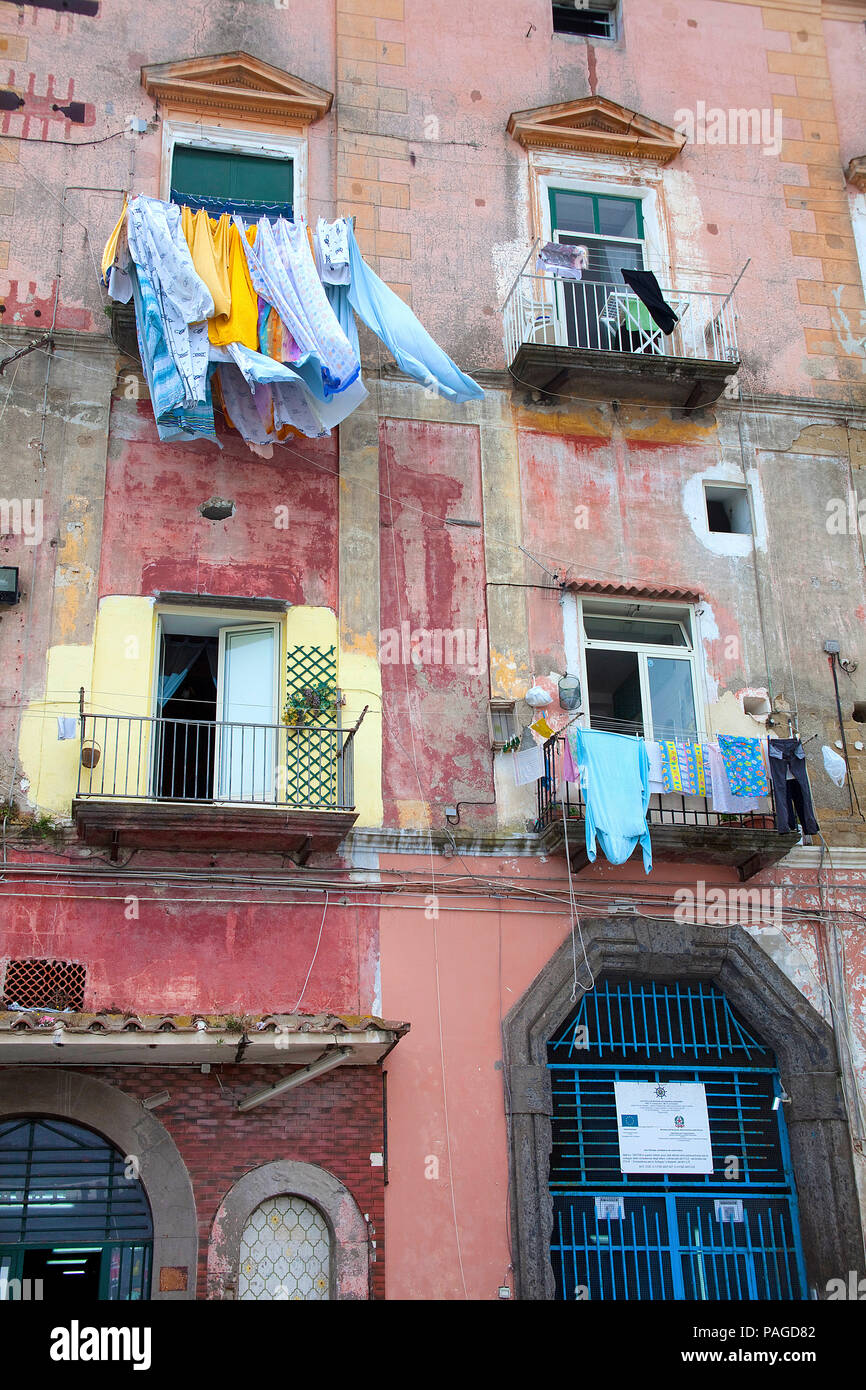Hausfassade mit heraus hängender Wäsche, Fisherman's house Marina Grande, Insel Procida, Golf von Neapel, Italien Stockfoto