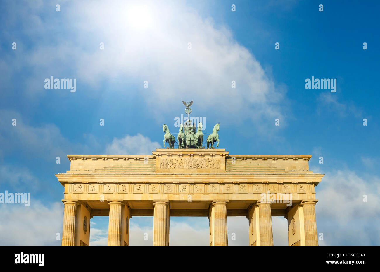 Brandenburger Tor gegen den Himmel. Stockfoto