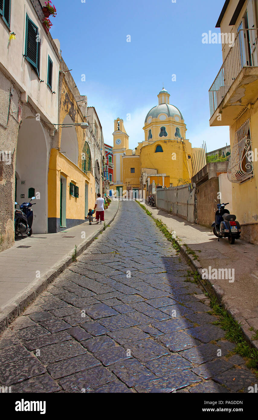 Gasse in der Altstadt führt in die Kirche Chiesa della Madonna delle Grazie, Procida, Golf von Neapel, Italien Stockfoto