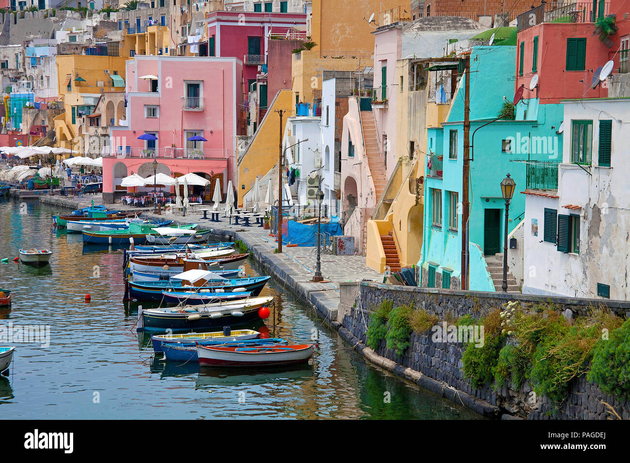 Das idyllische Fischerdorf Procida mit Fischerhafen Marina di Corricella, Golf von Neapel, Italien Stockfoto