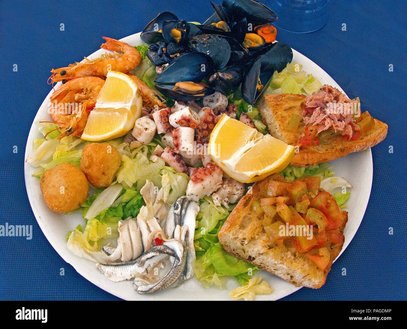Frutti di mare, Antipasti (Starter), authentisch Italienisch Essen im Hafen Restaurant, Marina di Corricella, Procida, Golf von Neapel, Italien Stockfoto