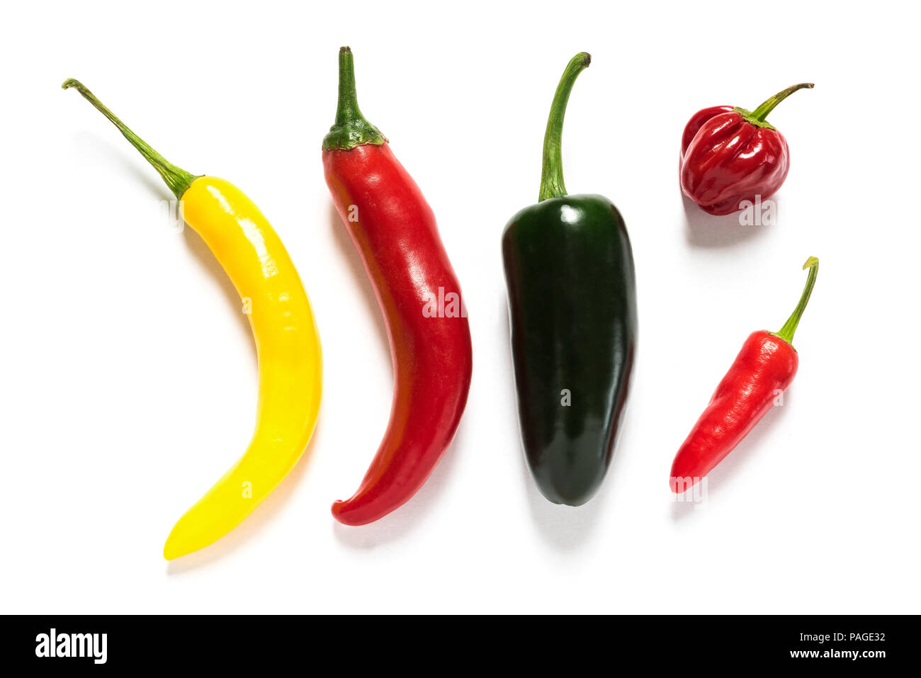 Verschiedene hot Chilis auf weißem Hintergrund. Stockfoto