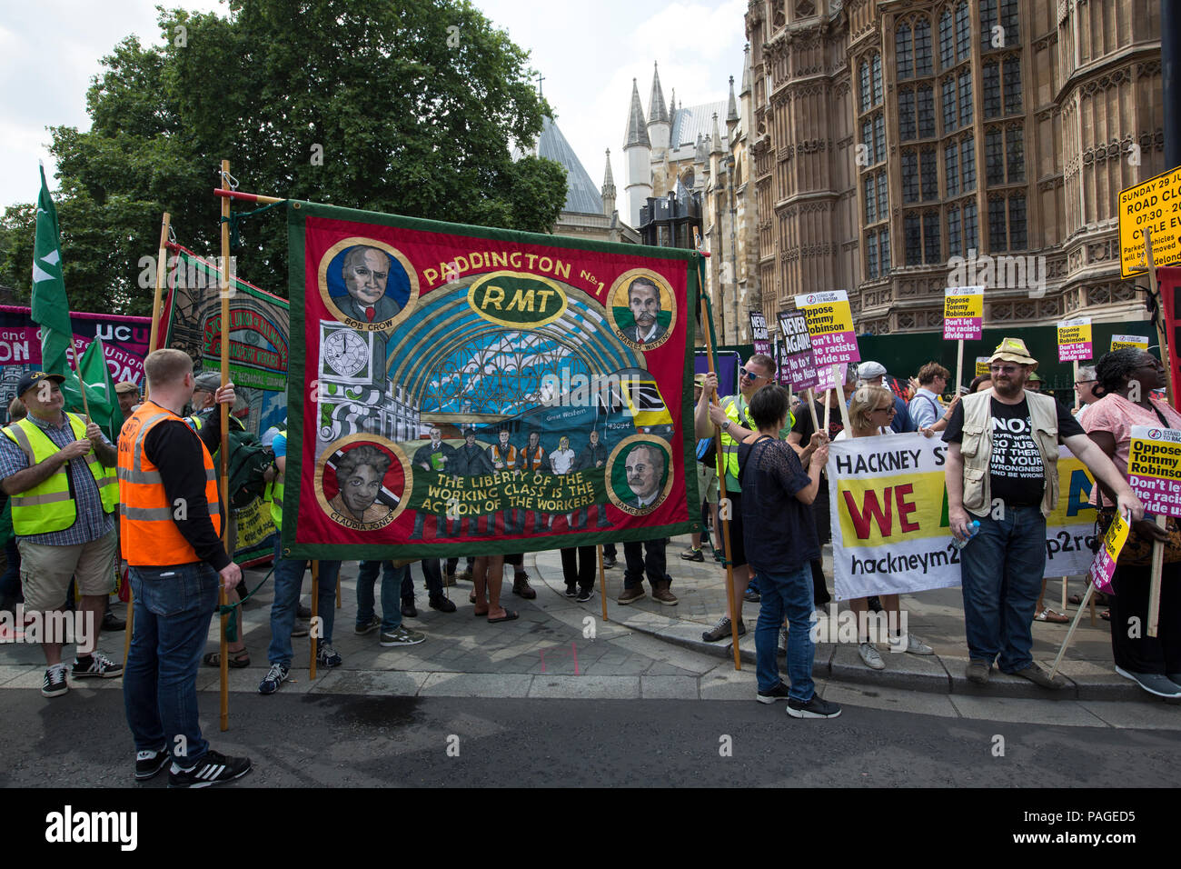 English Defence League unterstützer Teilnahme an einer Kundgebung in Whitehall, wo es zu Gefechten mit den Demonstranten aus anti-faschistischen Organisationen, Großbritannien Stockfoto