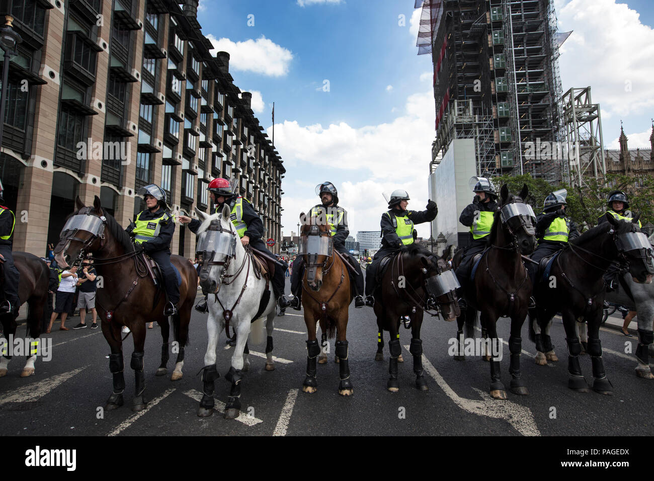 English Defence League unterstützer Teilnahme an einer Kundgebung in Whitehall, wo es zu Gefechten mit den Demonstranten aus anti-faschistischen Organisationen, Großbritannien Stockfoto