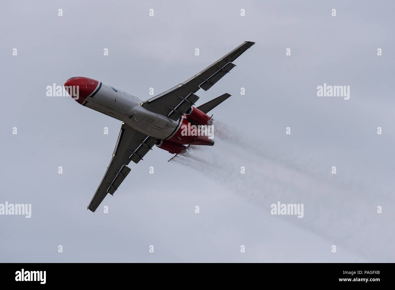 Oil Spill Response Boeing 727 Jet plane sprühen Wasser während der Vorführung auf der Farnborough International Airshow, FIA 2018 Stockfoto