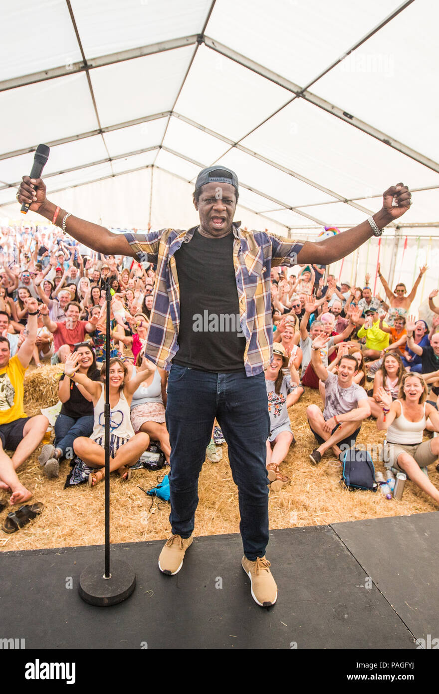 Kent, UK. 21. Juli 2018. 21. Juli 2018 - die Vikare mit Picknick - Musik Festival Tag 2 Leistung in der Komödie Zelt - Künstler Stephen K Amos Credit Credit: Glamourstock glamourstock/Alamy leben Nachrichten Stockfoto