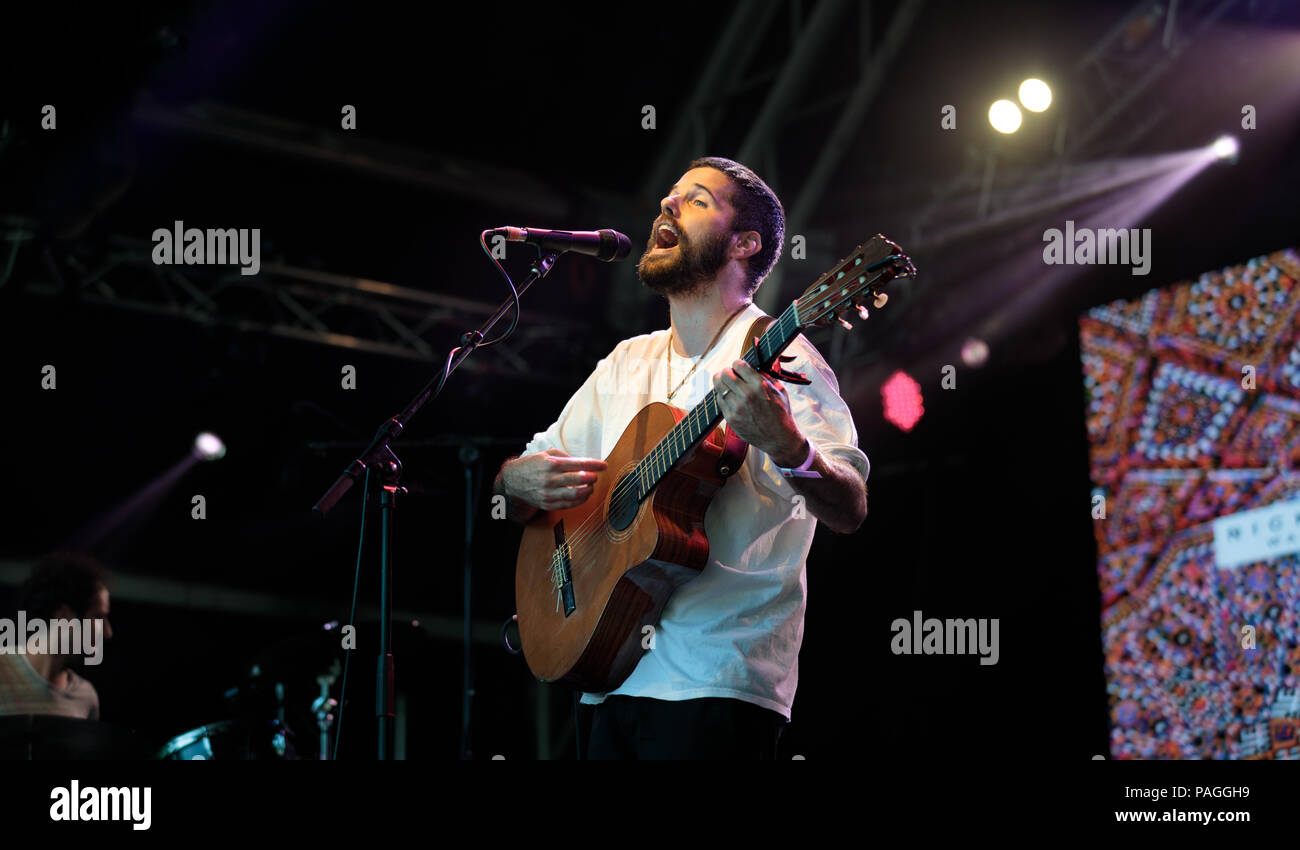 Dorset, Großbritannien. 22. Juli 2018. Nick mulvey am larmer Tree 2018 spielen auf der großen Bühne: Paul Bevan/Alamy leben Nachrichten Stockfoto