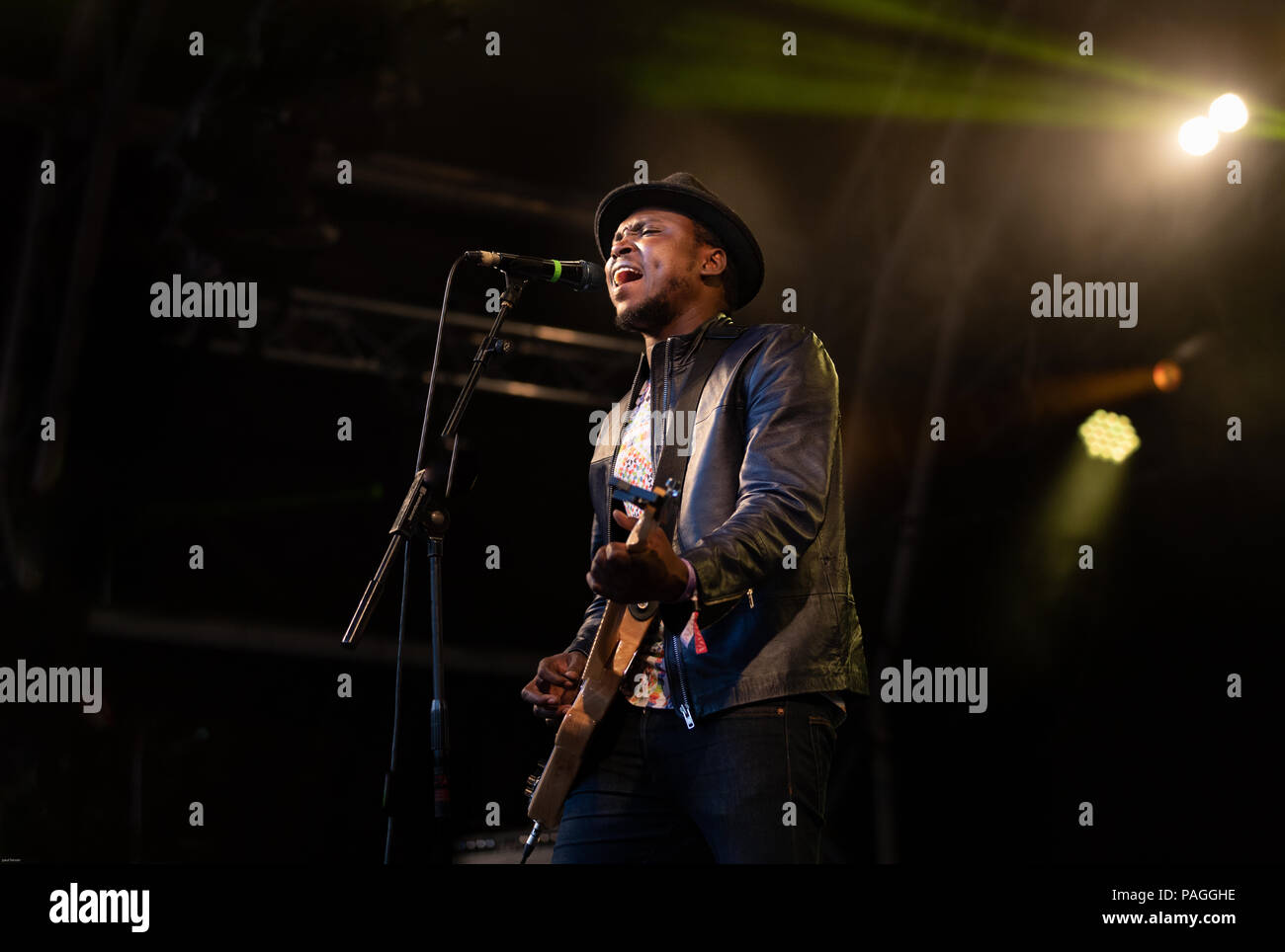 Dorset, Großbritannien. 22. Juli 2018. songhoy Blues spielen auf der Hauptbühne am Freitag nacht Kreditkarten: Paul Bevan/Alamy leben Nachrichten Stockfoto