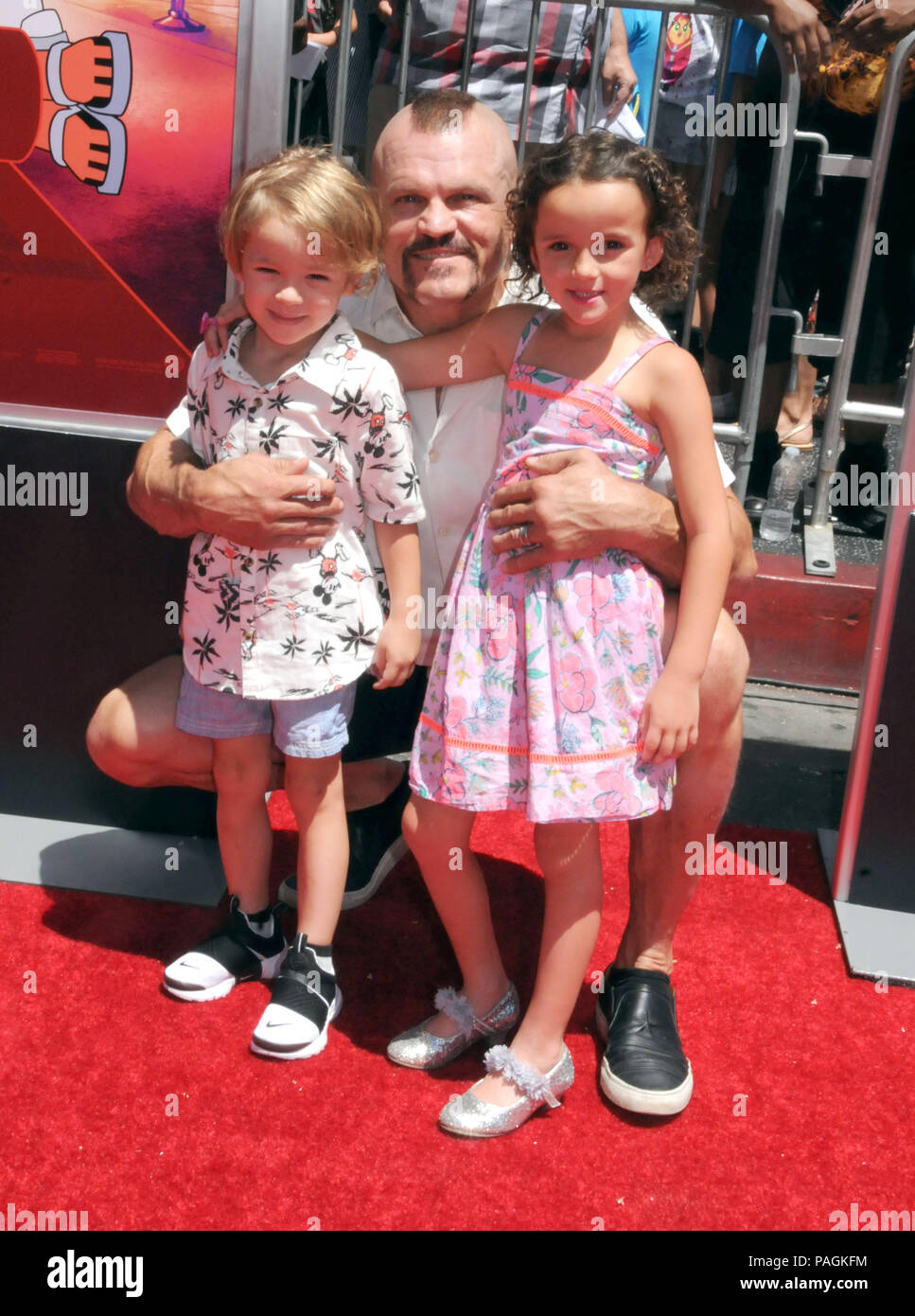 HOLLYWOOD, CA - 22. Juli: American Mixed Martial Artist Chuck Liddell und Sohn Brendan Liddell und Tochter Trista Liddell an Warner Bros. Pictures' Weltpremiere von 'Teen Titans Go! Im Kino" am 22. Juli 2018 TCL Chinese Theatre in Hollywood, Kalifornien. Foto von Barry King/Alamy leben Nachrichten Stockfoto