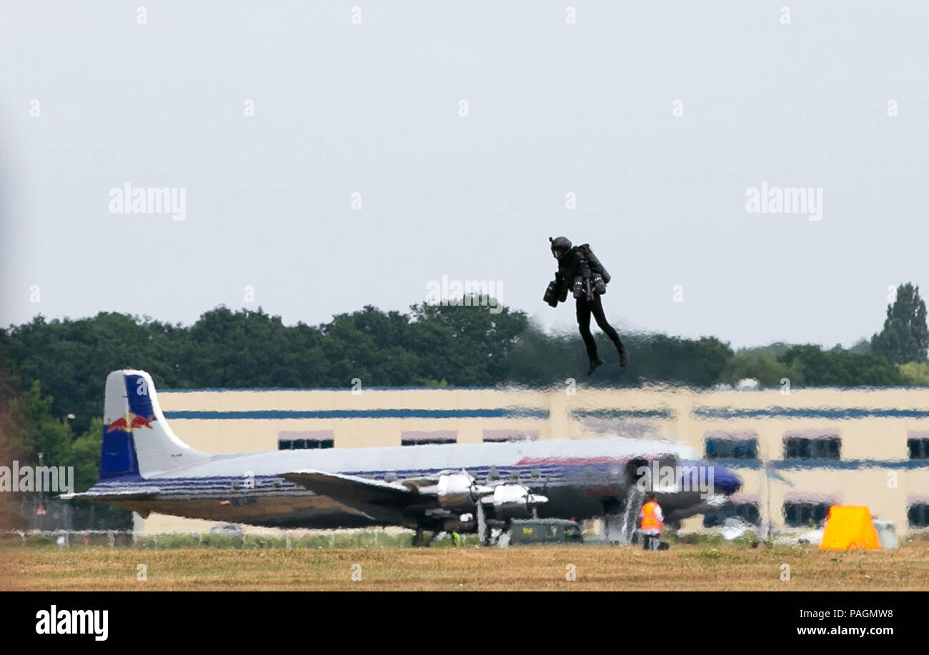 Farnborough, London. 22. Juli, 2018. "Iron Man", Richard Browning, mit kleinen Triebwerken an jedem Arm und hinter dem Rücken der Anzug montiert, führt (Vertical take-off und Flug) Auf der Farnborough International Airshow, südwestlich von London, Großbritannien am 22. Juli 2018. Credit: Han Yan/Xinhua/Alamy leben Nachrichten Stockfoto