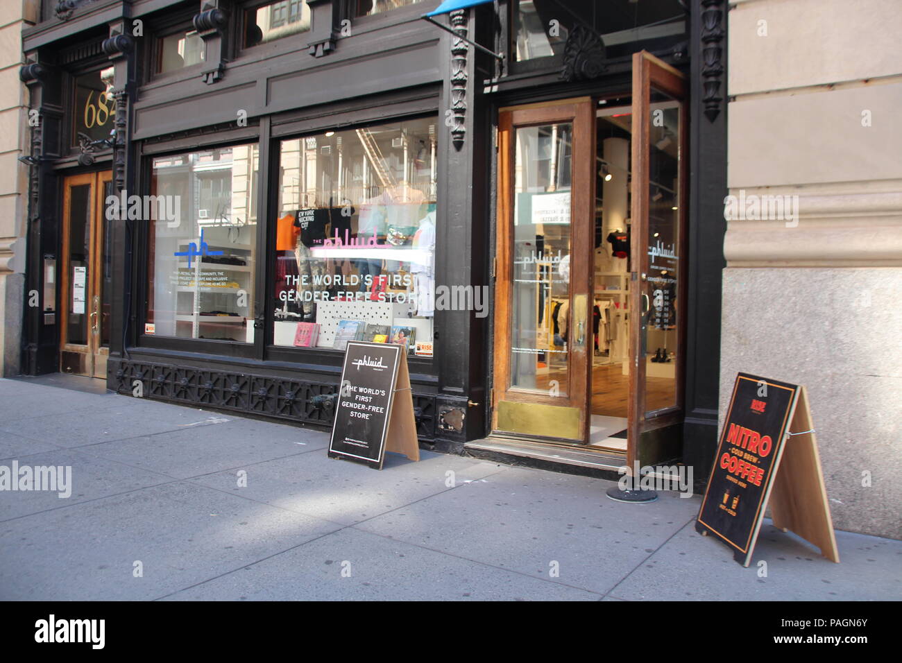 New York, USA. 19. Juli 2018. Das bekleidungsgeschäft "Phluid Projekt'. Ein kürzlich eröffnetes Bekleidungsgeschäft in New York nicht sein Vorrat Sortieren nach Geschlecht. Es bietet sowie Bücher, Kerzen, Sonnenbrillen, Schmuck, Dekorationen und zunehmend öffentliche Veranstaltungen und Gesprächskreise. Credit: Christina Horsten/dpa/Alamy leben Nachrichten Stockfoto