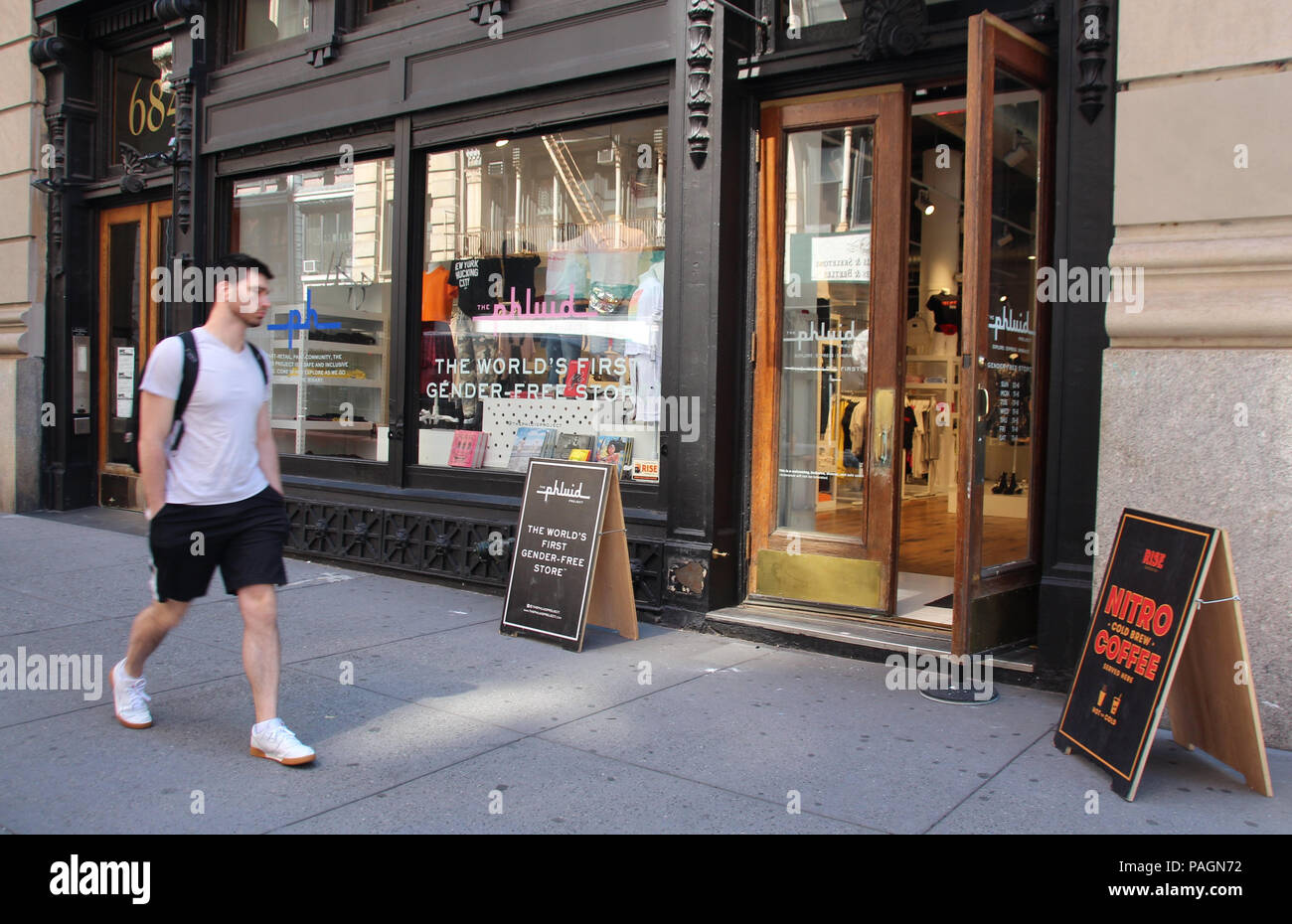 New York, USA. 19. Juli 2018. Das bekleidungsgeschäft "Phluid Projekt'. Ein kürzlich eröffnetes Bekleidungsgeschäft in New York nicht sein Vorrat Sortieren nach Geschlecht. Es bietet sowie Bücher, Kerzen, Sonnenbrillen, Schmuck, Dekorationen und zunehmend öffentliche Veranstaltungen und Gesprächskreise. Credit: Christina Horsten/dpa/Alamy leben Nachrichten Stockfoto