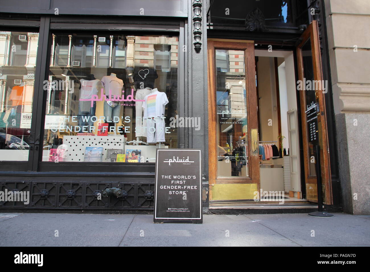 New York, USA. 19. Juli 2018. Das bekleidungsgeschäft "Phluid Projekt'. Ein kürzlich eröffnetes Bekleidungsgeschäft in New York nicht sein Vorrat Sortieren nach Geschlecht. Es bietet sowie Bücher, Kerzen, Sonnenbrillen, Schmuck, Dekorationen und zunehmend öffentliche Veranstaltungen und Gesprächskreise. Credit: Christina Horsten/dpa/Alamy leben Nachrichten Stockfoto
