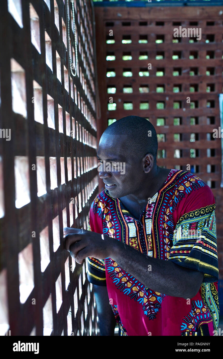 Juli 16, 2018 - San Basilio De Palenque, Bolivar, Kolumbien - palenquero und Musiker Andreus Valdes Torres, Direktor der Casa de la Cultura in Palenque. San Basilio de Palenque war Meisterwerke des mündlichen und immateriellen Erbes der Menschheit von der UNESCO zum Weltkulturerbe erklärt und ist die erste Stadt in Nordamerika betrachtet. Das Wort "Palenque" bedeutet ''ummauerten Stadt'' und der Palenque de San Basilio ist nur eines von vielen ummauerten Gemeinschaften, die durch entlaufene Sklaven als Zufluchtsort im 17. Jahrhundert gegründet wurden. Er ist der Einzige, der überlebt. Viele der mündlichen und musikalischen Traditionen wurzeln in Palenque' Stockfoto