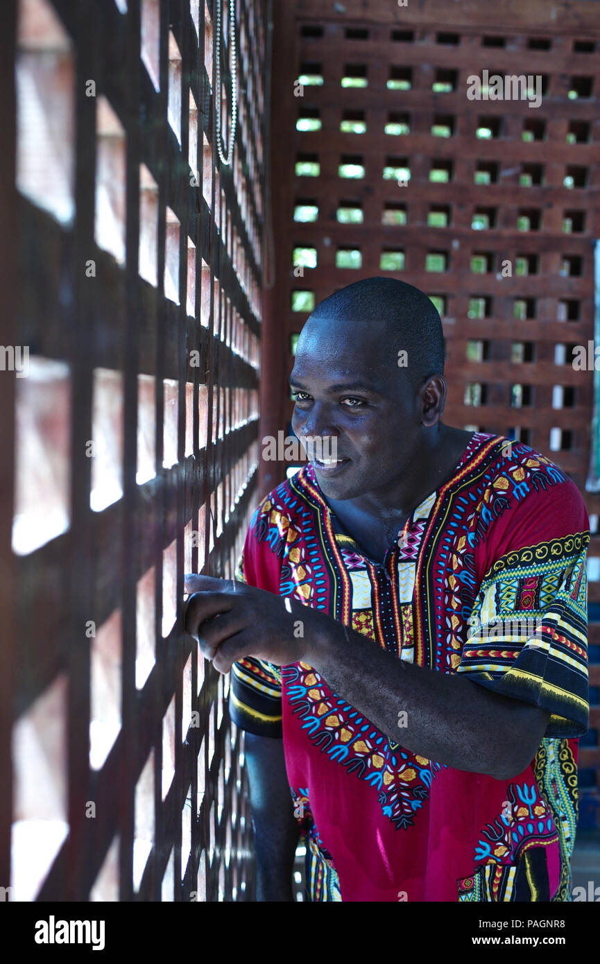 Juli 16, 2018 - San Basilio De Palenque, Bolivar, Kolumbien - palenquero und Musiker Andreus Valdes Torres, Direktor der Casa de la Cultura in Palenque. San Basilio de Palenque war Meisterwerke des mündlichen und immateriellen Erbes der Menschheit von der UNESCO zum Weltkulturerbe erklärt und ist die erste Stadt in Nordamerika betrachtet. Das Wort "Palenque" bedeutet ''ummauerten Stadt'' und der Palenque de San Basilio ist nur eines von vielen ummauerten Gemeinschaften, die durch entlaufene Sklaven als Zufluchtsort im 17. Jahrhundert gegründet wurden. Er ist der Einzige, der überlebt. Viele der mündlichen und musikalischen Traditionen wurzeln in Palenque' Stockfoto