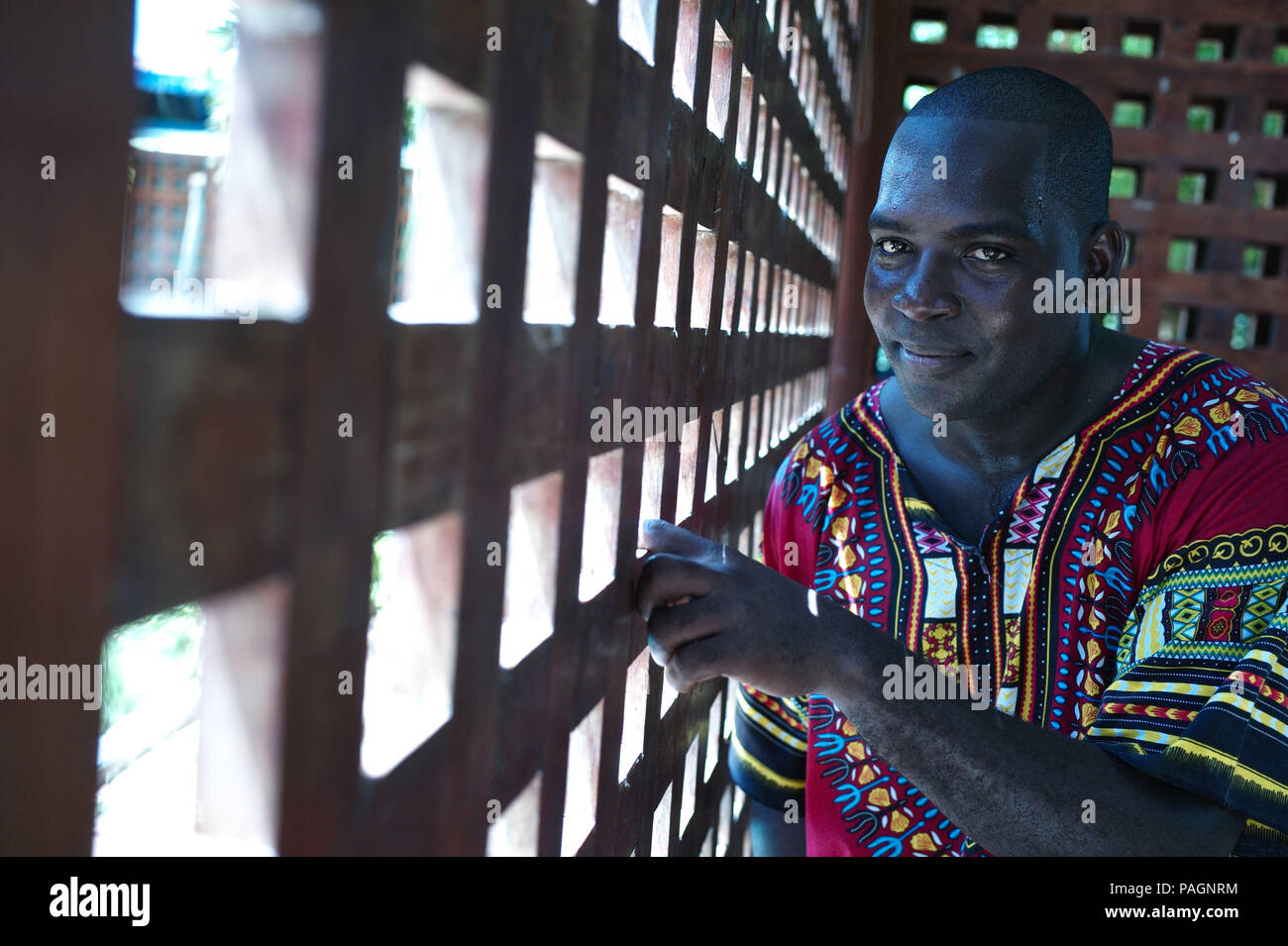 Juli 16, 2018 - San Basilio De Palenque, Bolivar, Kolumbien - palenquero und Musiker Andreus Valdes Torres, Direktor der Casa de la Cultura in Palenque. San Basilio de Palenque war Meisterwerke des mündlichen und immateriellen Erbes der Menschheit von der UNESCO zum Weltkulturerbe erklärt und ist die erste Stadt in Nordamerika betrachtet. Das Wort "Palenque" bedeutet ''ummauerten Stadt'' und der Palenque de San Basilio ist nur eines von vielen ummauerten Gemeinschaften, die durch entlaufene Sklaven als Zufluchtsort im 17. Jahrhundert gegründet wurden. Er ist der Einzige, der überlebt. Viele der mündlichen und musikalischen Traditionen wurzeln in Palenque' Stockfoto