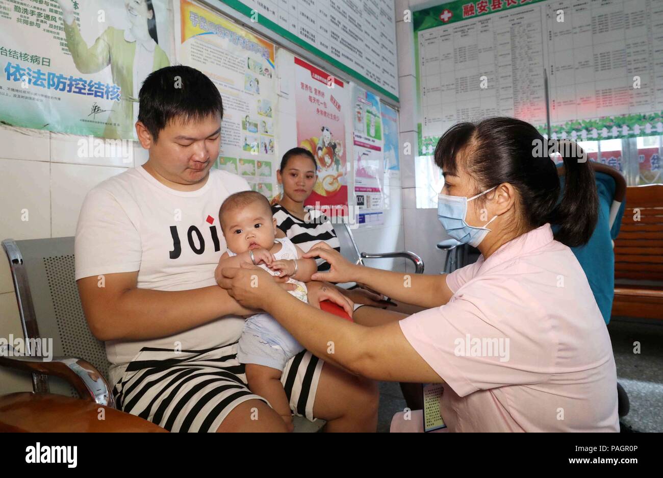 Rongan, Guangxi, China, 23. Juli 2018. Die Durchsetzung der Gesetze Personal der Markt überwachung und Administration Präsidium ist eine gründliche Untersuchung der Impfstoff- Tv, Sorten, Mengen, Chargennummern und die Richtung der Kauf und der Verkauf von Impfstoffen im Rahmen ihrer Zuständigkeit, und streng die Zirkulation von "problem Impfstoffe verhindern" auf dem Markt, um die Sicherheit der Menschen unter ihre Zuständigkeit im Drogen gewährleisten. Credit: Costfoto/Alamy leben Nachrichten Stockfoto