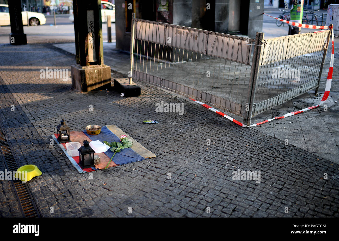 Berlin, Deutschland. 23. Juli 2018. Die wenigen Habseligkeiten von zwei obdachlose Männer bleiben bei Cajamarcaplatz am Bahnhof Schöneweide. Ein unbekannter Angreifer hatte das Paar dowsed in flüssiger und Feuer damit die Nacht vor. Quelle: Britta Pedersen/dpa-Zentralbild/dpa/Alamy leben Nachrichten Stockfoto