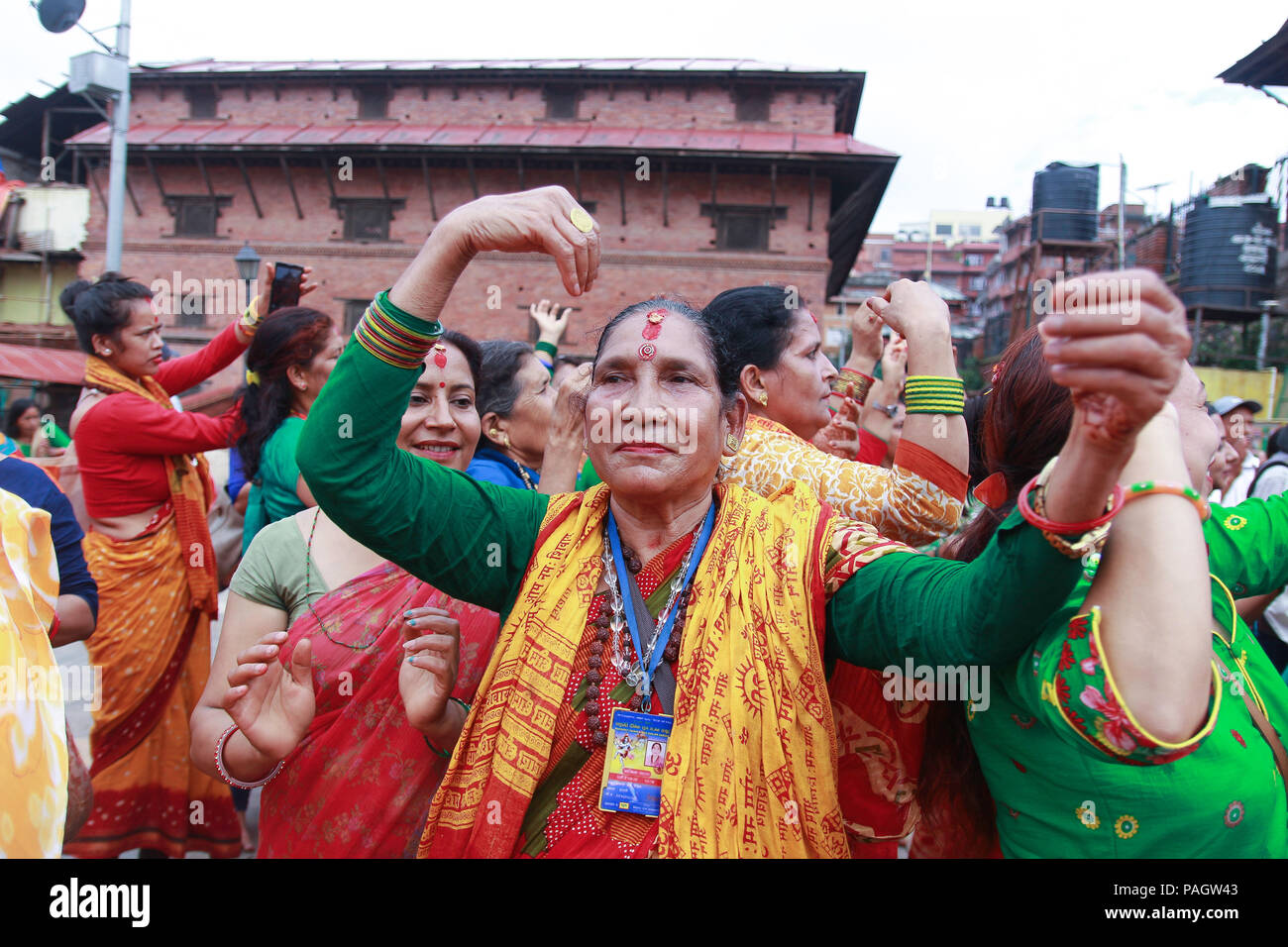 Tanzende Frauen während der Teej Festival hier in Kathmandu, Nepal. Sarita Khakda/Alamy leben Nachrichten Stockfoto