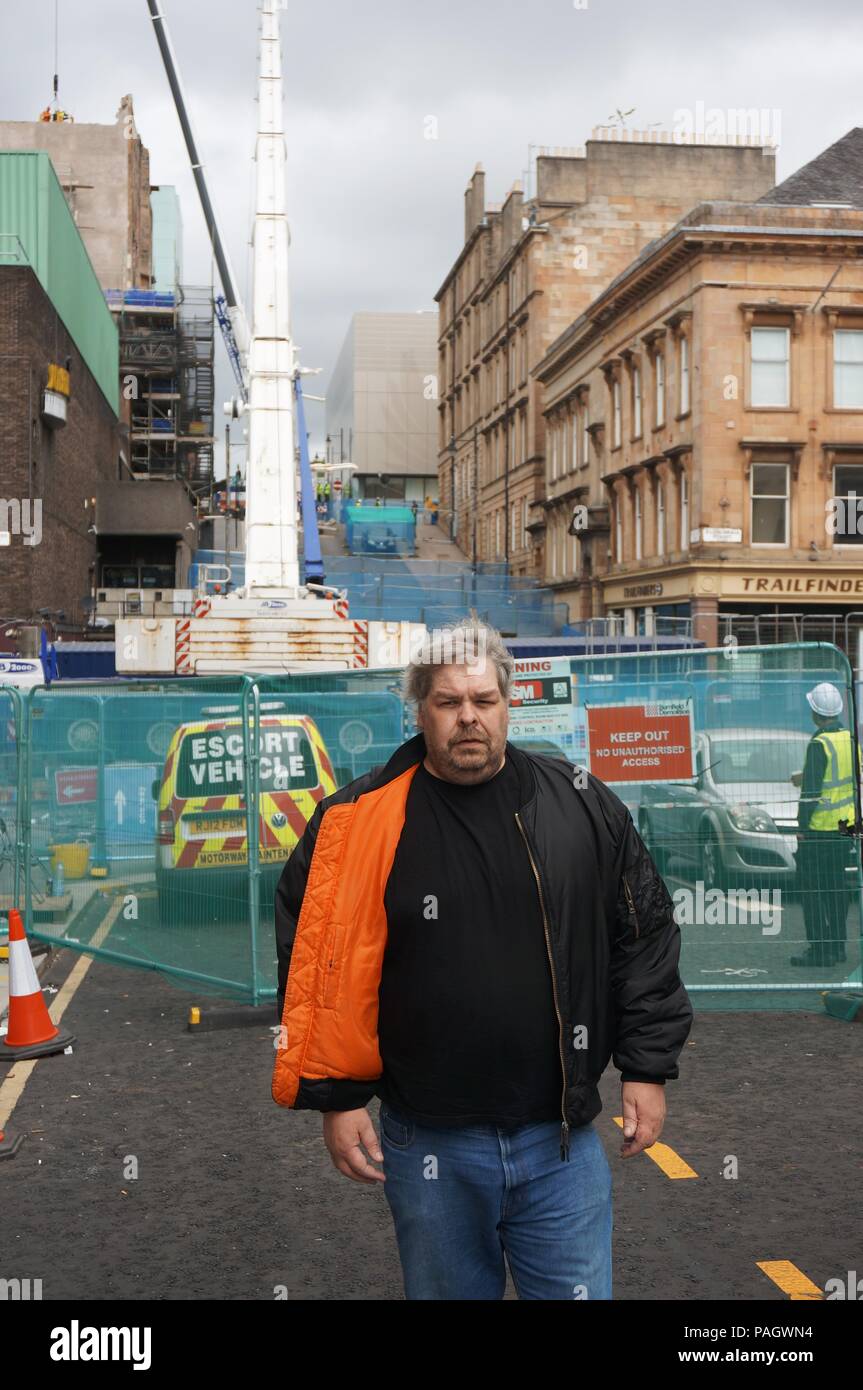 Glasgow, UK. 23. Juli 2018. Sprecher Gatnethill vertriebenen Bewohner Gruppe vor seinem Haus Demontage arbeitet auf der Glasgow School of Art posieren. Adrian und andere Bewohner Zugriff auf ihre Häuser für die letzten 6 Wochen verboten. Credit: Pawel Pietraszewski/Alamy leben Nachrichten Stockfoto