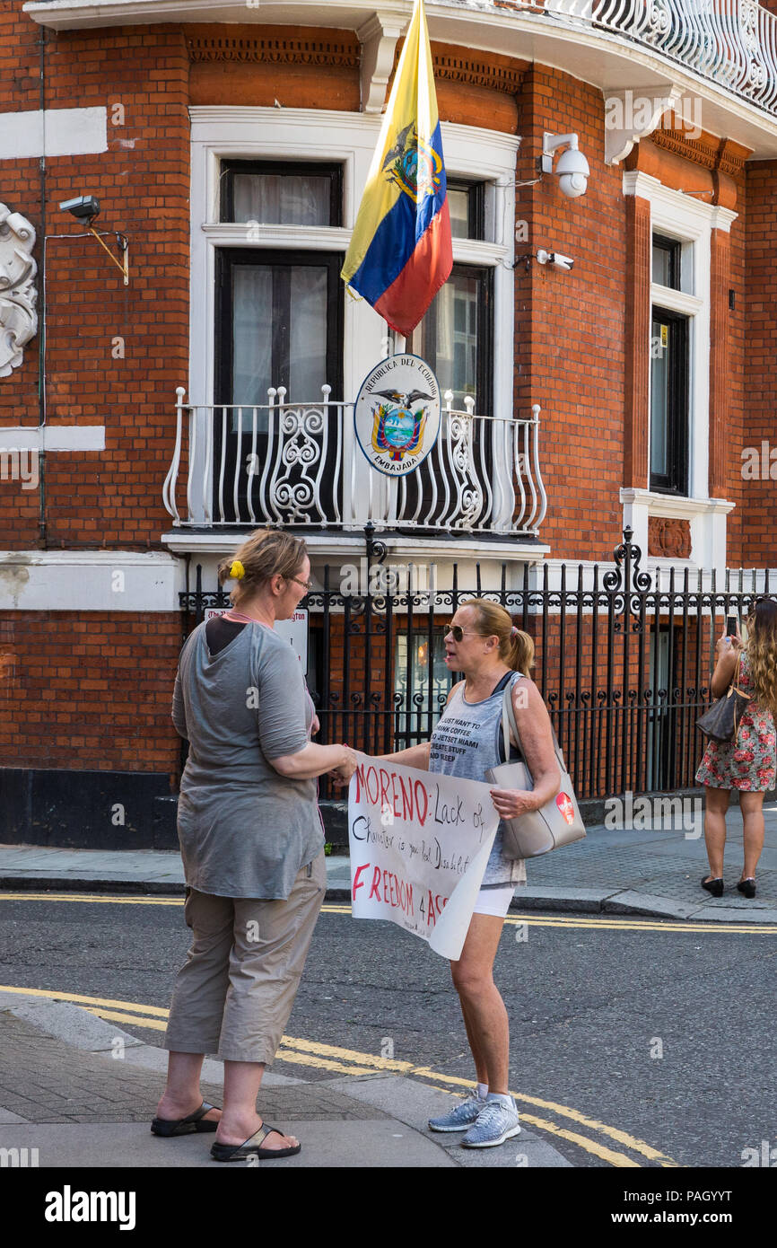 London, Großbritannien. 23. Juli 2018. Anhänger der Whistleblower Julian Assange, Gründer von Wikileaks, Protest außerhalb der ecuadorianischen Botschaft. Ecuadors Präsident Lenín Moreno ist in Großbritannien die Grundsatzrede auf der globalen Behinderung Gipfel 2018 zu liefern und einige Kommentatoren glauben, dass wird er auch ein Abkommen mit dem britischen Beamten, die Ecuador wird Asyl Schutz von Assange entziehen, ihn von der Botschaft zu vertreiben und ihn über die britischen Behörden abzuschließen. Credit: Mark Kerrison/Alamy leben Nachrichten Stockfoto