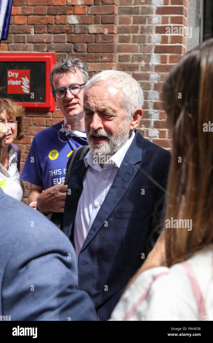 Smith Square, Westminster, London, UK, 23. Juli 2018. Der Führer der Jeremy Corby (mit John McDonnell und andere) verlässt die Sitzung. Die Mitglieder des Schattenkabinetts, sowie andere, eine Sitzung bei Transport Haus in Smith Square, Westminster verlassen. Mitglieder waren sagte Antisemitismus Anklagen gegen die Labour Party zu diskutieren, sowie die Auseinandersetzung mit Erklärungen von Margaret Hodge, und ob disziplinarische Maßnahmen gegen Hodge berücksichtigt werden. Shadow cabinet Mitglieder nicht Kommentar zu den Themen Kredit: Imageplotter Nachrichten und Sport/Alamy leben Nachrichten Stockfoto