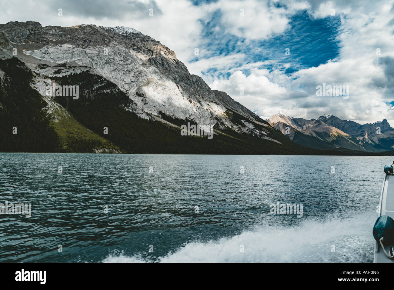 Grand Panorama der umliegenden Gipfel am Maligne Lake, Jasper National Park. Stockfoto