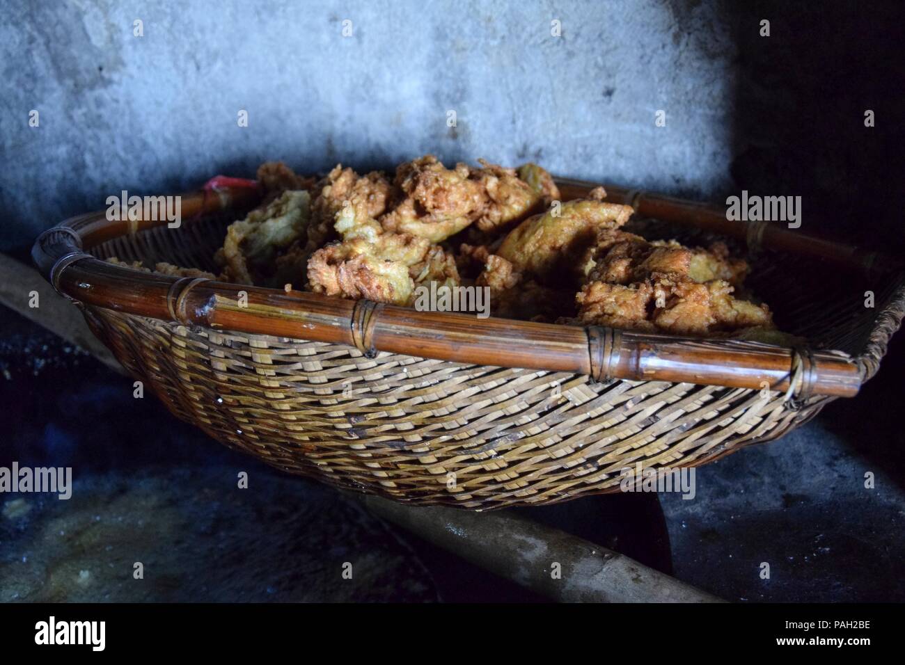Frittierte Hausgemachte Spezialität der Provinz Guizhou in China. Stücke von köstlichen Speisen im Weidenkorb. Stockfoto