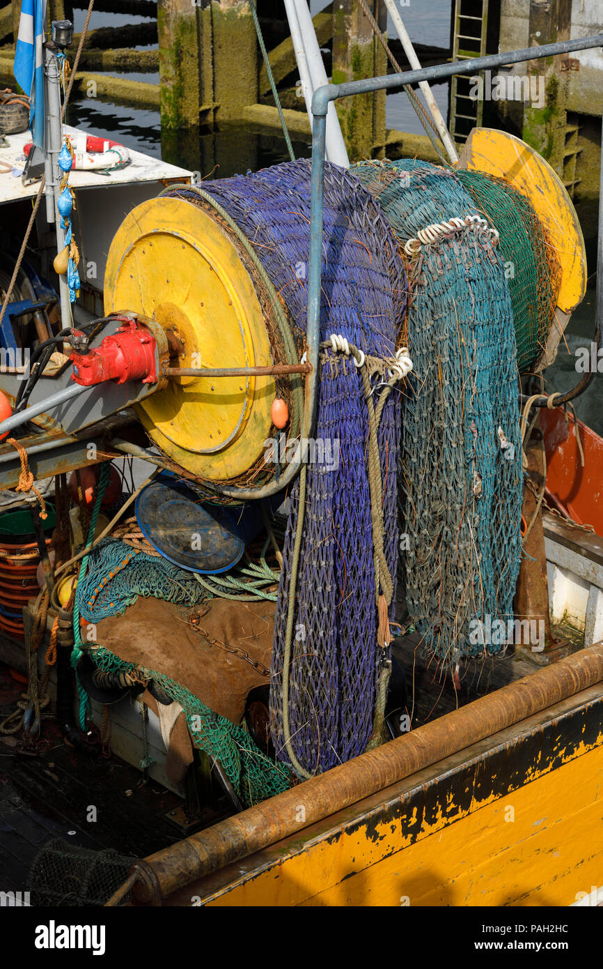 Farbenfroher Net auf einer Rolle am Heck eines kommerziellen Trawler Fischerboot in Oban Bay Harbor Schottland Großbritannien Stockfoto