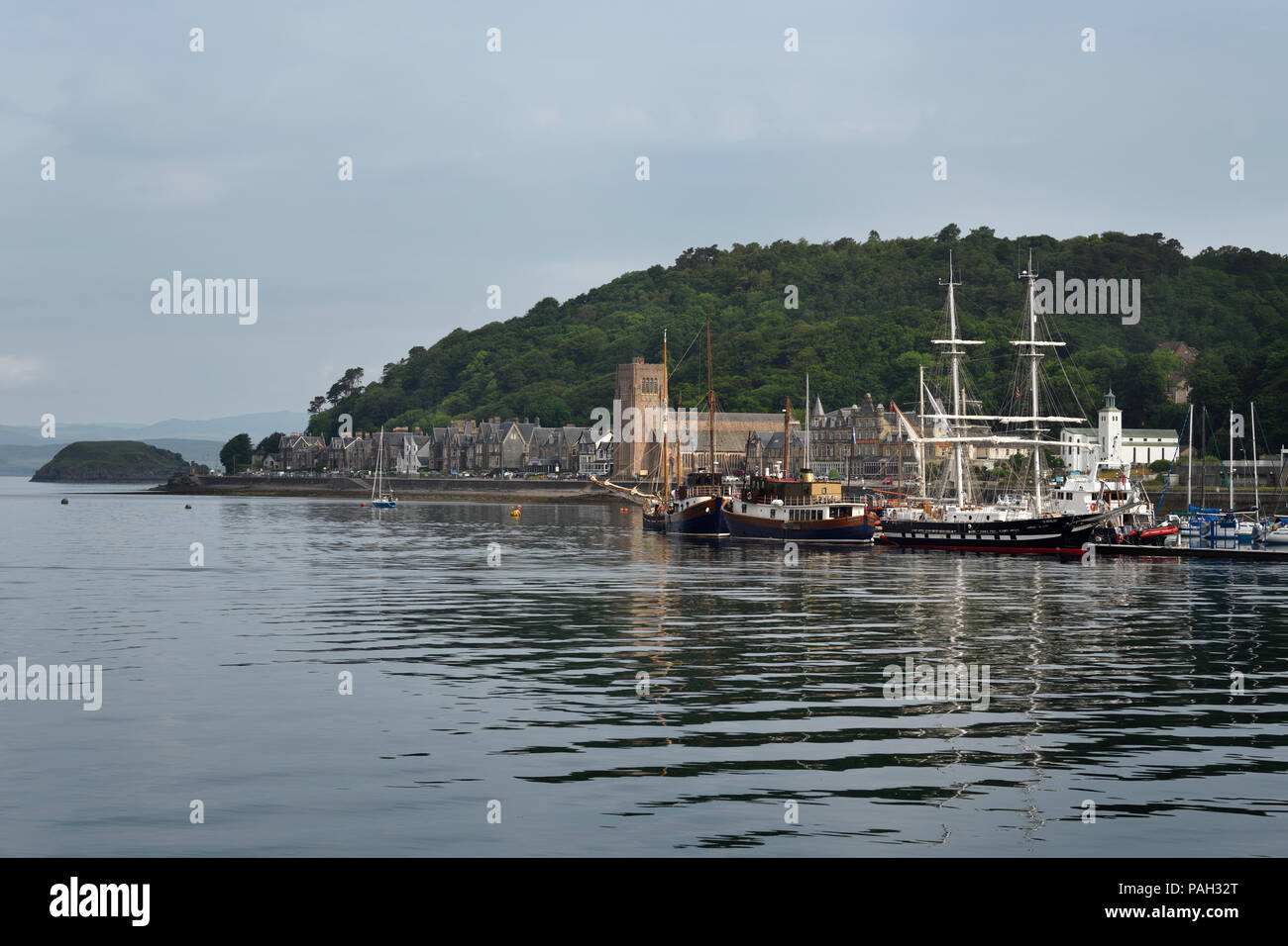 Segelschiffe in Oban Hafen mit St. Columba Kathedrale günstig auf Oban Bay am Vormittag Schottland Großbritannien Stockfoto
