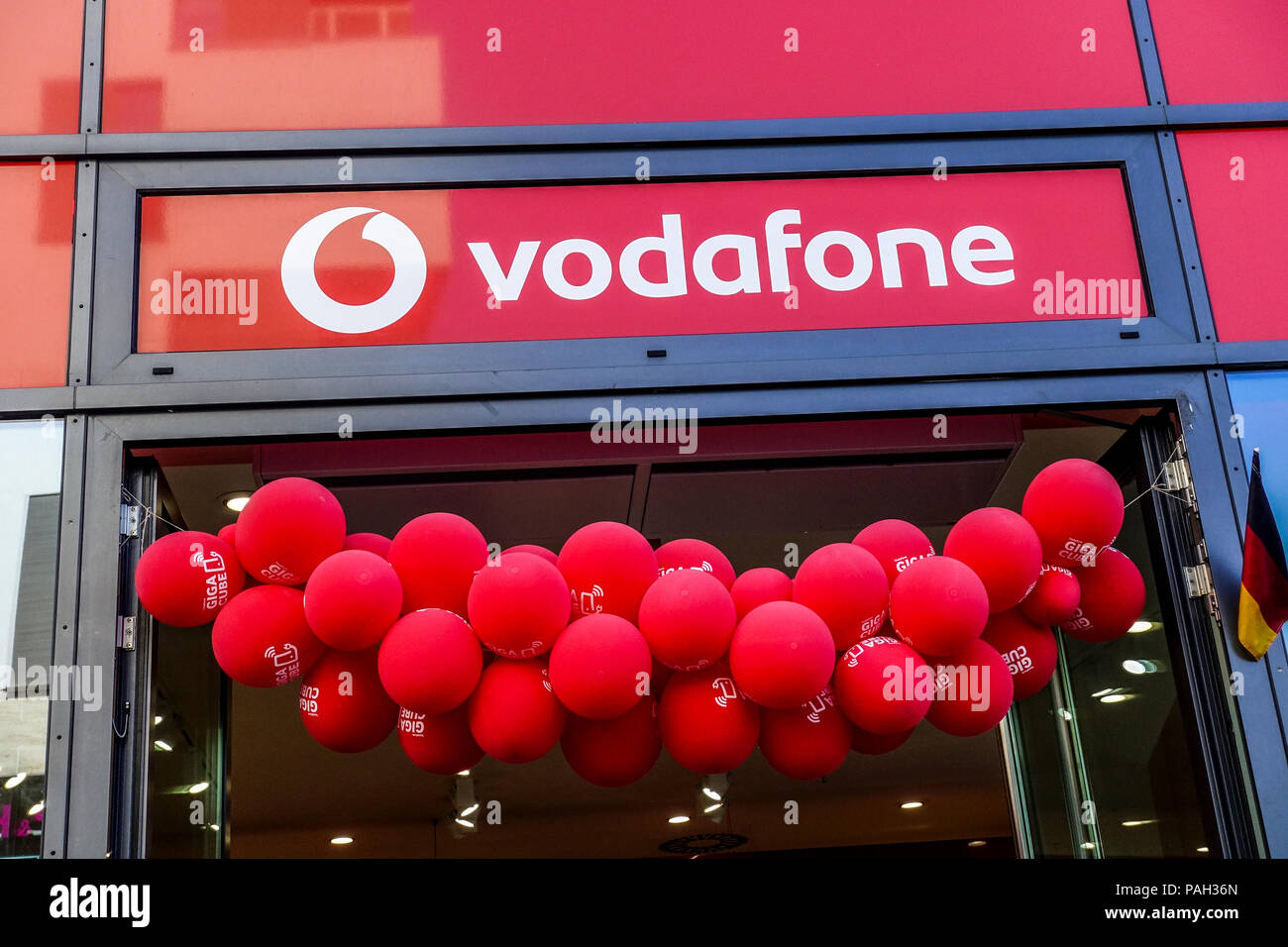 Vodafone logo, Werbung Ballons der Eingang zum Shop geschmückt