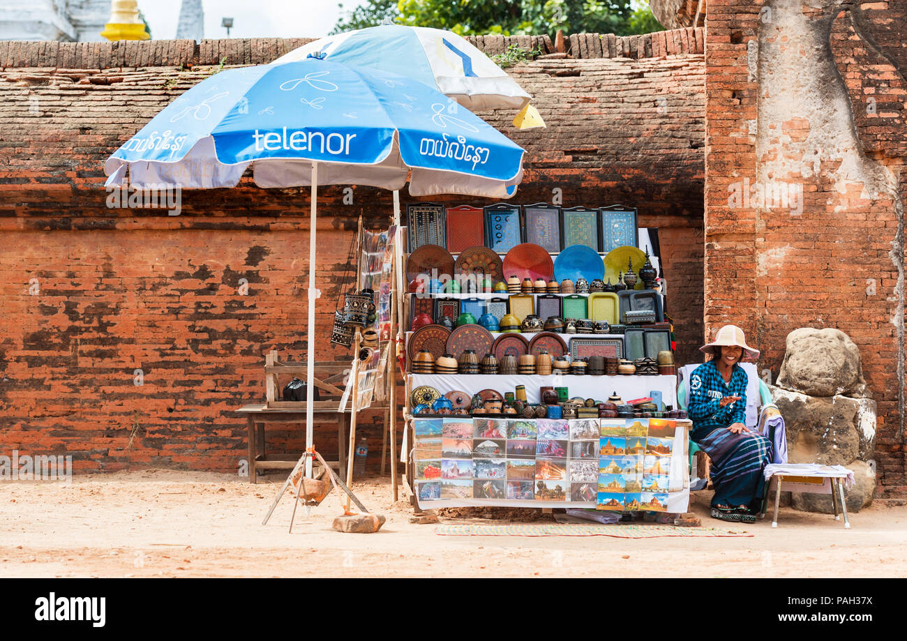BAGAN, MYANMAR - Dezember 1, 2016: Verkauf von lokalen Souvenirs auf der Straße der Stadt. Kopieren Sie Platz für Text Stockfoto