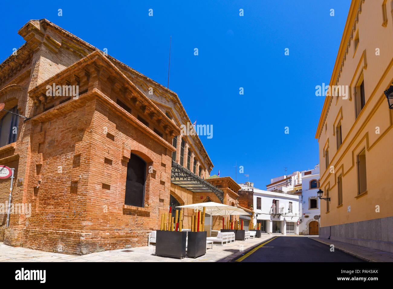 Gebäude im historischen Zentrum von Sitges, Barcelona, Katalonien, Spanien. Kopieren Sie Platz für Text Stockfoto