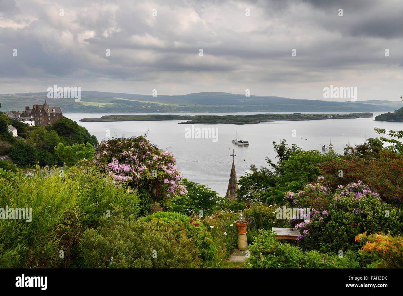 Hilltop Garden View von Tobermory Hafen auf der Isle of Mull mit Kalben Insel im Sound von Mull Inneren Hebriden Schottland Großbritannien Stockfoto