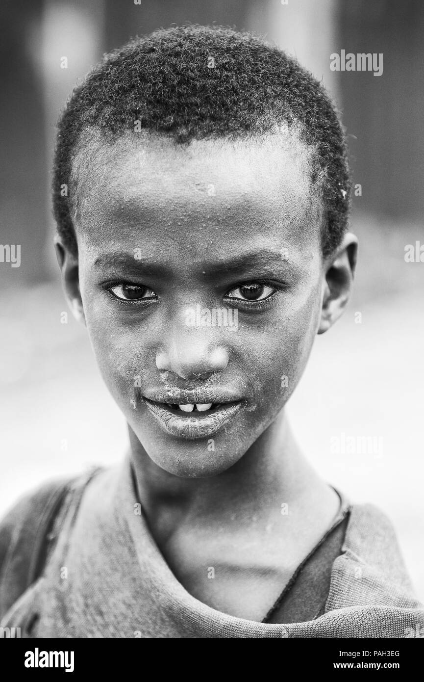 OMO VALLEY, Äthiopien - Sep 22, 2011: Unbekannter äthiopische Junge posiert für die Kamera in Äthiopien, 22.09.2011 lächelnd. Menschen in Äthiopien leiden von Pover Stockfoto