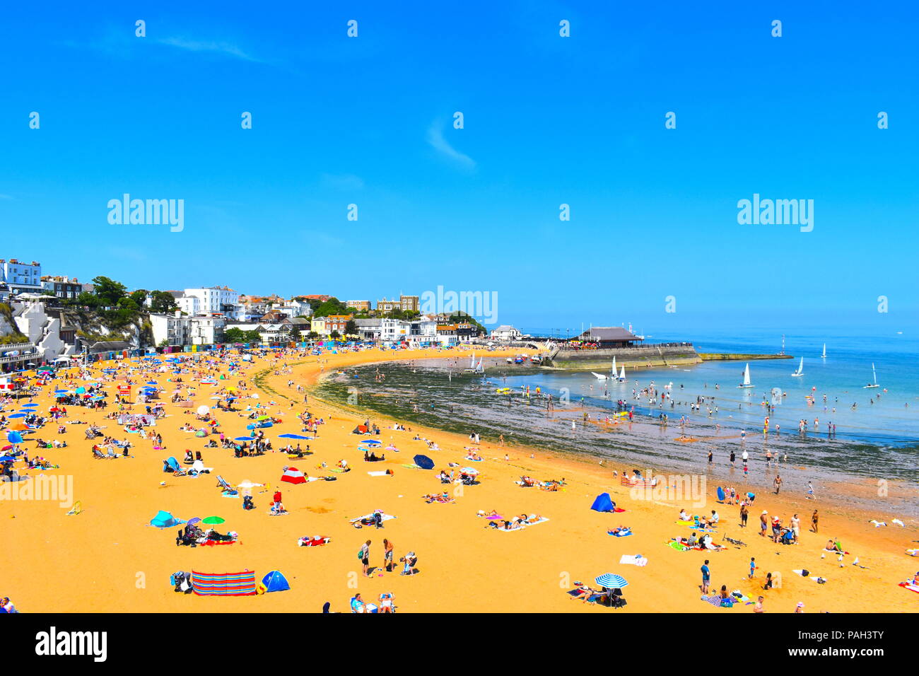 England, Broadstairs. Verpackt Strand mit Badegästen im Sommer Hitzewelle. Hafen im Hintergrund. Cranbrook, Kent, Großbritannien, Juli 2018 Stockfoto