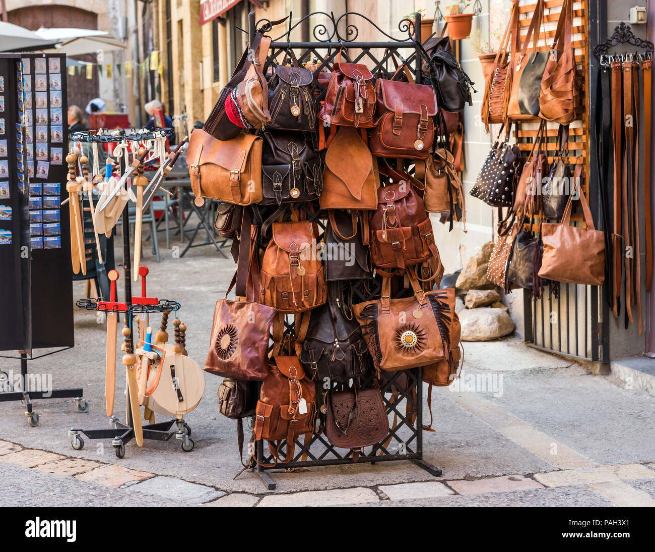 Souvenir Shop mit Leder Handtaschen in Tarragona, Katalonien, Spanien.  Kopieren Sie Platz für Text Stockfotografie - Alamy