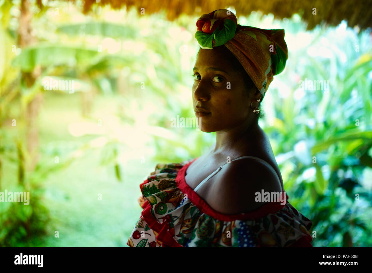 Profil einer Afrokolumbianischen Frau in traditioneller Kleidung Stockfoto
