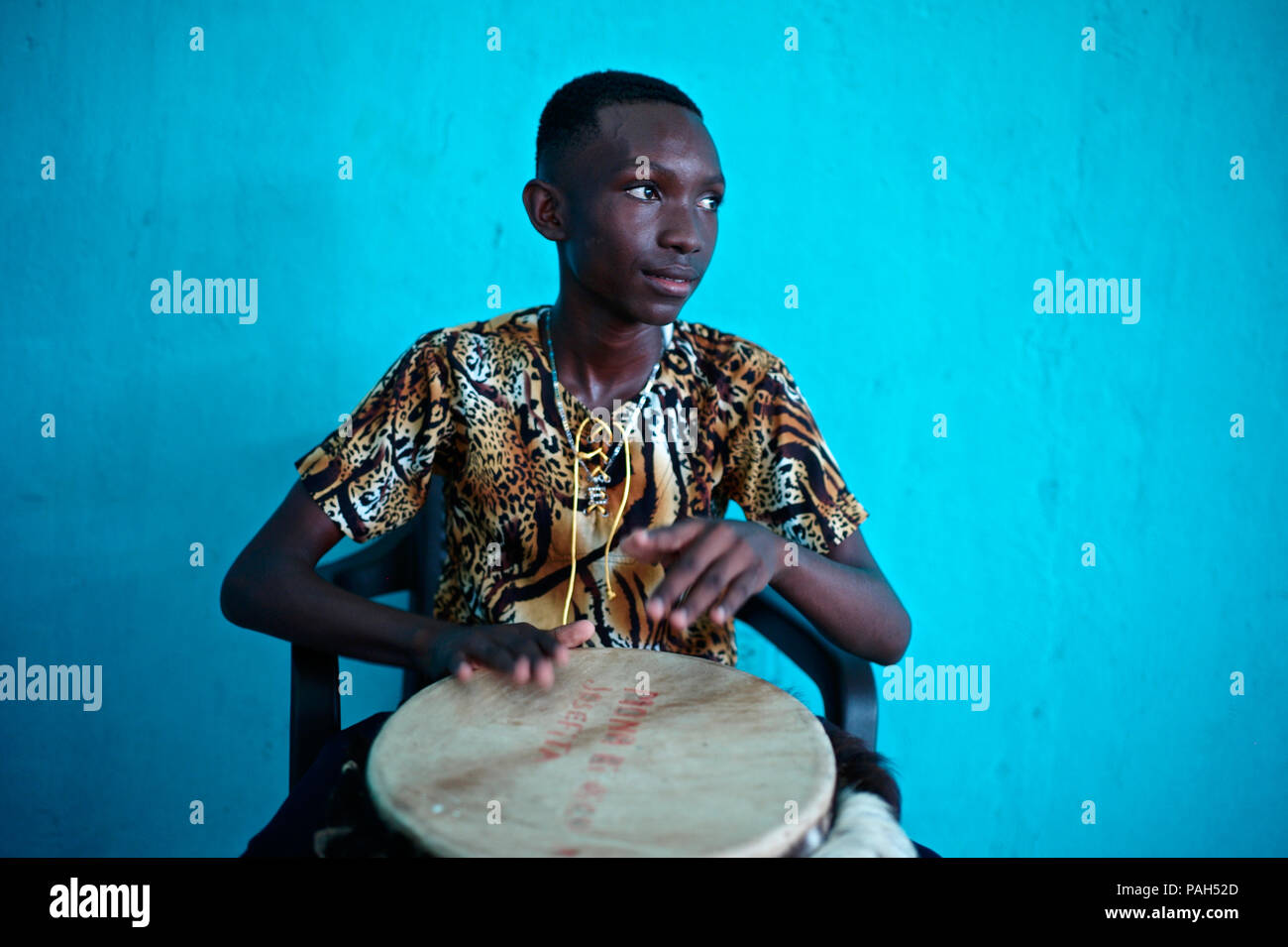 Edilson palenquero Sala, 15, spielt die Trommel. San Basilio de Palenque war Meisterwerke des mündlichen und immateriellen Erbes der Menschheit von der UNE erklärt Stockfoto
