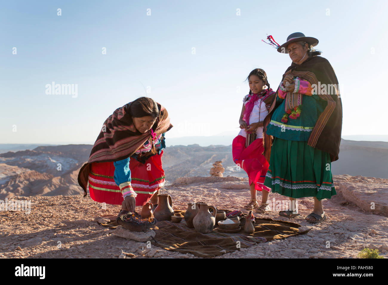 Südamerika, Chile, Antofagasta, Atacama Wüste. Zeremonie zu Pachamama aka Mutter Erde. Stockfoto