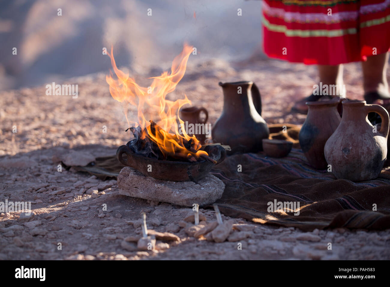 Südamerika, Chile, Antofagasta, Atacama Wüste. Detaillierte Foto von Pachamama Zeremonie aka Mutter Erde. Stockfoto