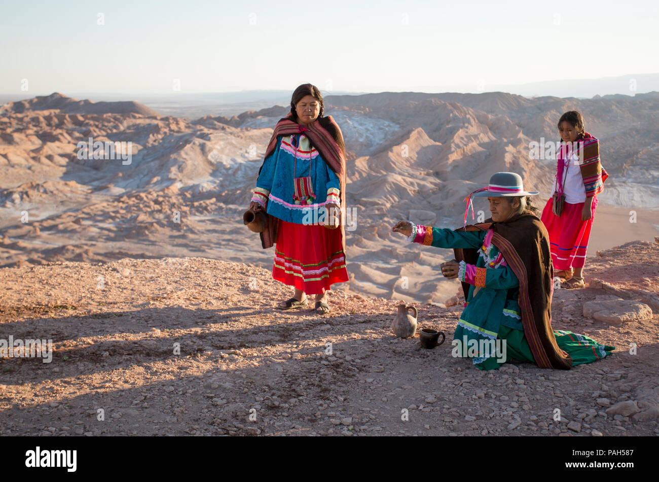Zeremonie zu Pachamama aka Mutter Erde. Südamerika, Chile, Antofagasta, Atacama Wüste. Stockfoto