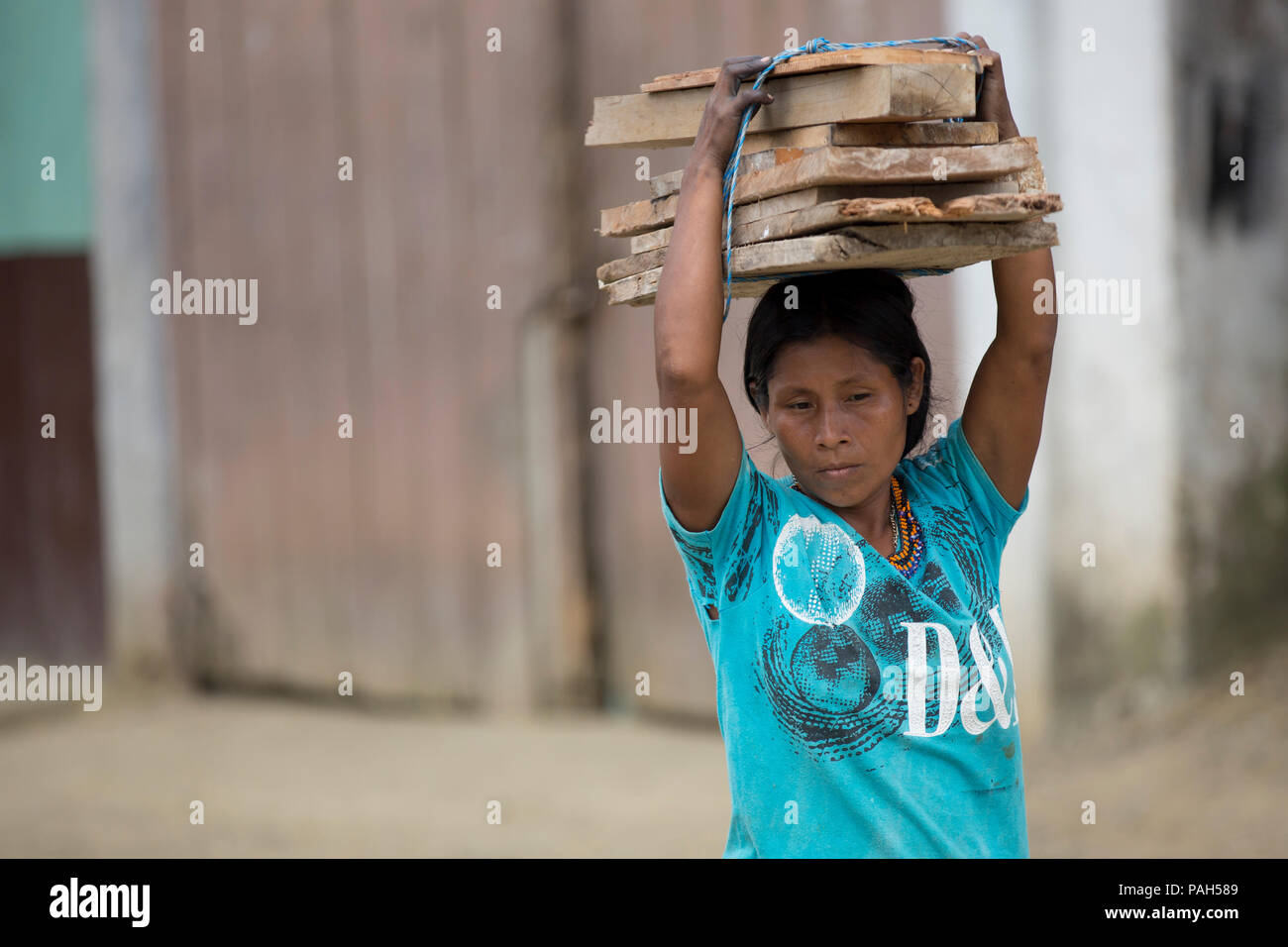 Frau trägt, Verbrauchsmaterial, Bahía Solano, Choco, Kolumbien Stockfoto