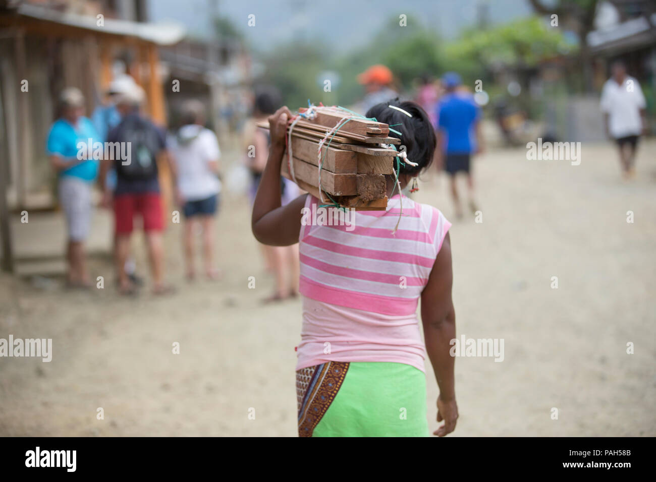 Frau trägt, Verbrauchsmaterial, Bahía Solano, Choco, Kolumbien Stockfoto