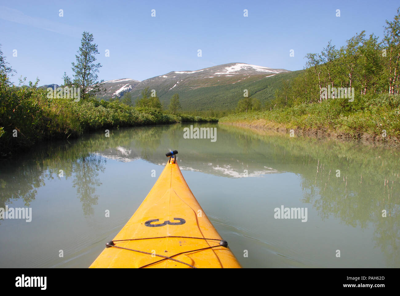 Skierfe - Paddeln auf das Tor von Sarek (Remastered). Rapaätno delta, Jokkmokk, Schweden. 29.6.2009 Stockfoto