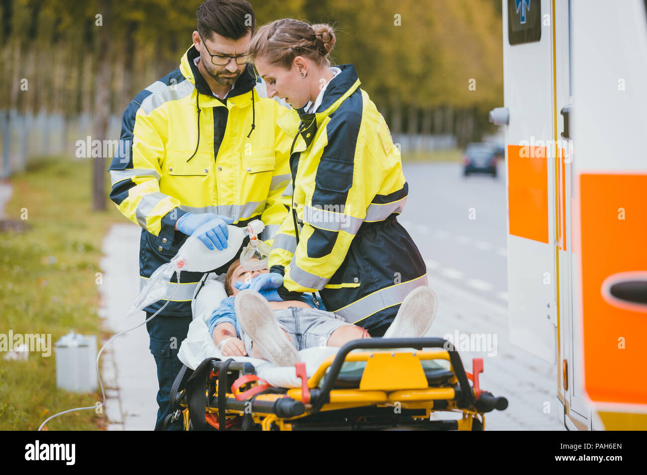 Not-Arzt, der Sauerstoff an Unfallopfer Stockfoto