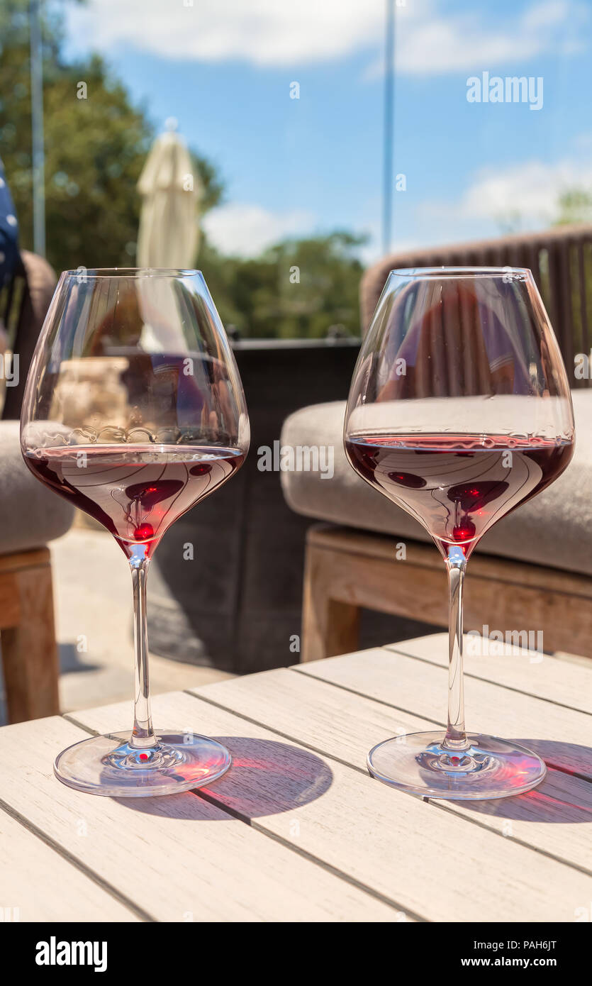 Schließen Sie die zwei Gläser mit Rotwein, Santa Barbara, Kalifornien, USA. Stockfoto