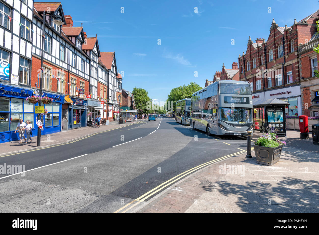 Eine moderne Bus herauf Passagiere auf der Hauptstraße im Zentrum von Lytham, Lancashire Stockfoto