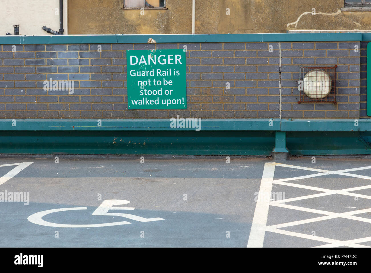 Dachterrasse Parkplatz Behindertengerecht Parkplatz Schilder und Warnungen nicht zu kandidieren auf eine Leitplanke, auf einem Morrisons Stores in Herne Bay, Kent, Großbritannien Stockfoto